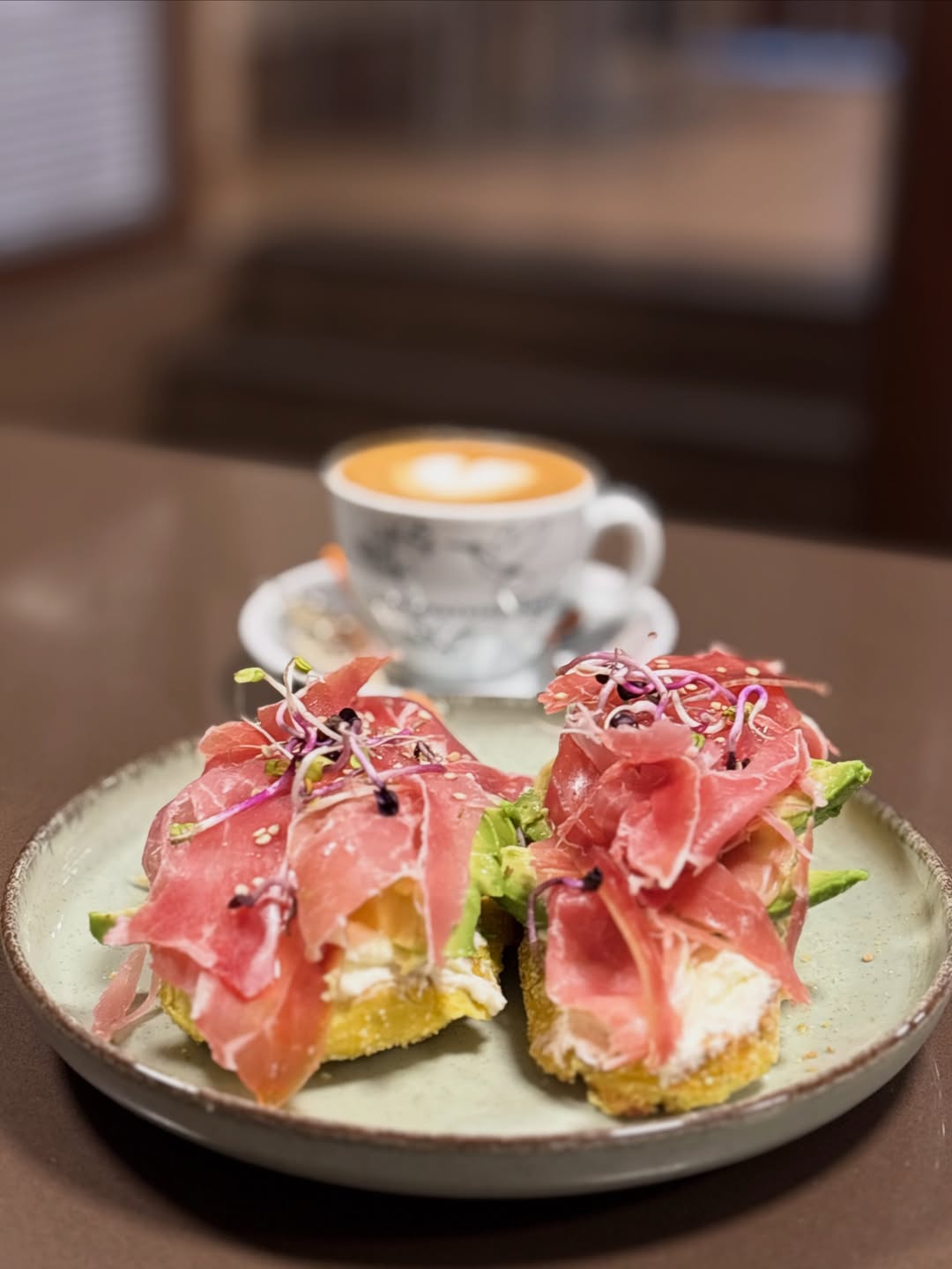 Tostadas de jamon con aguacate y cafe Berezi Ordizia